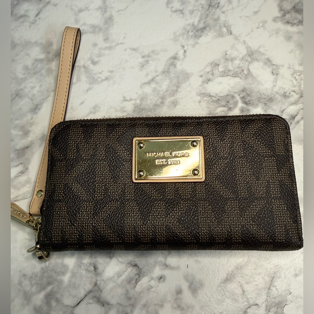MICHAEL KORS JET SET ITEM TRAVEL CONTINENTAL ZIP AROUND WALLET WRISTLET